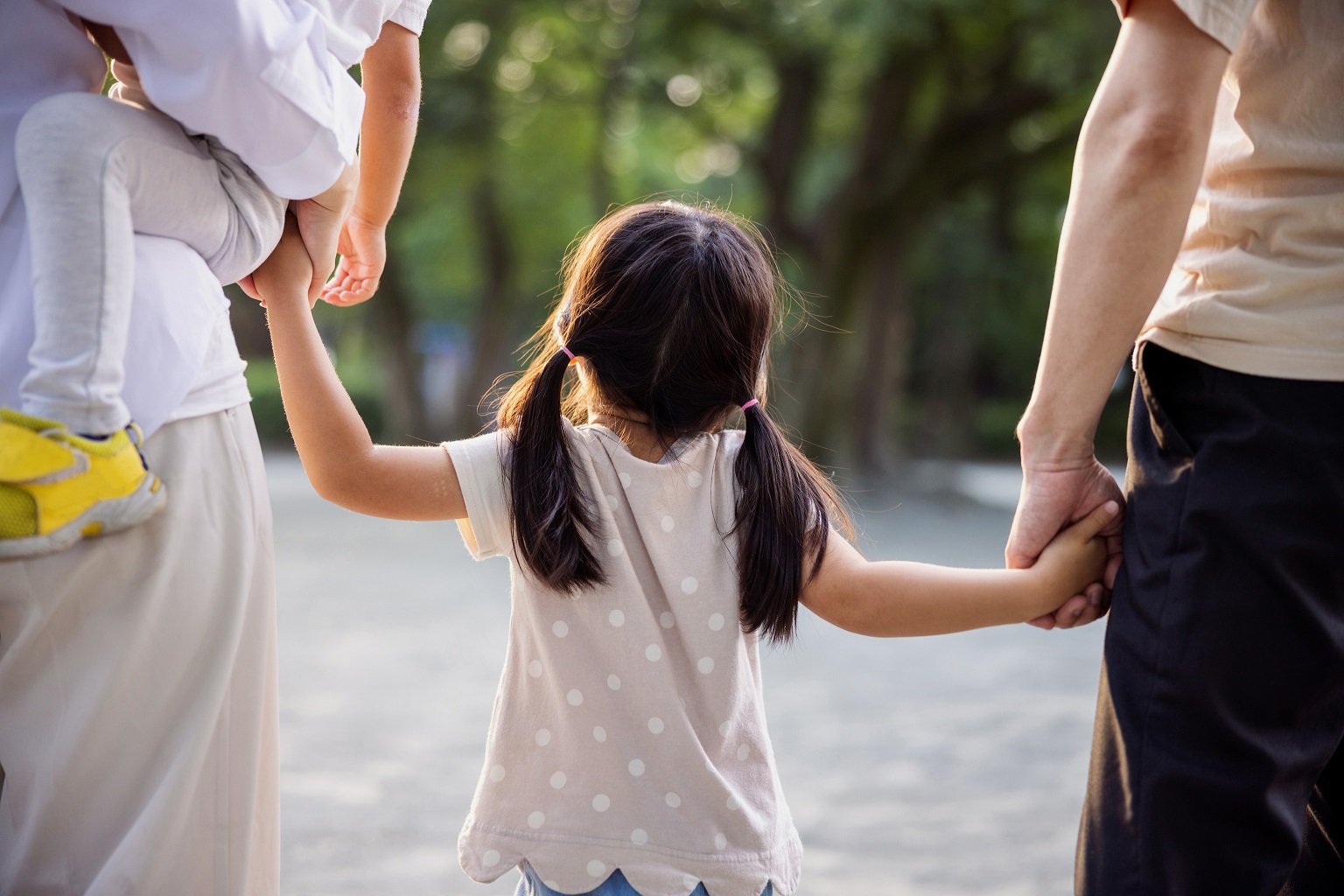 photo_of_small_child_with_parents_paediatric_care