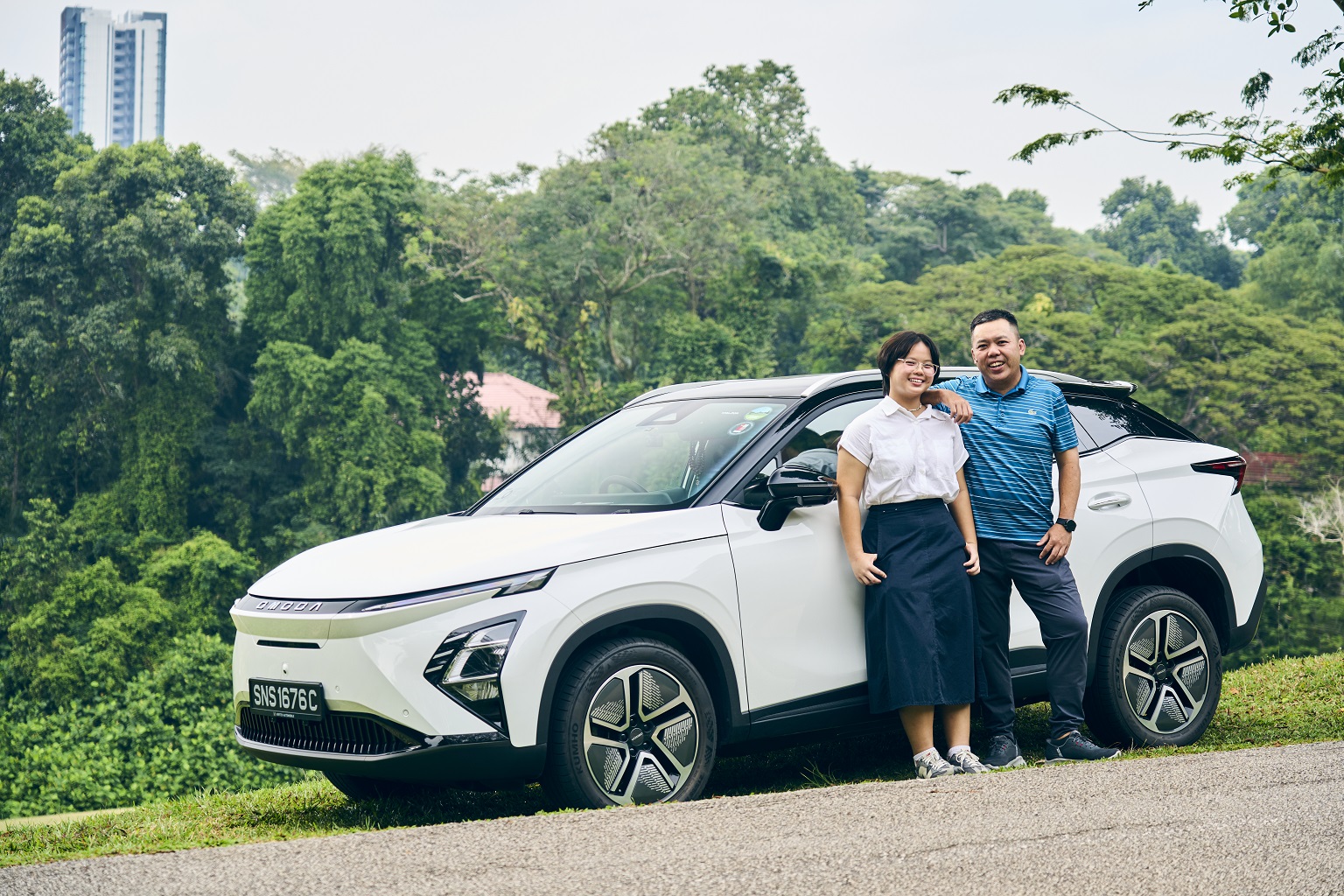 photo-of-electric-car-owner-omoda-e5-with-daughter