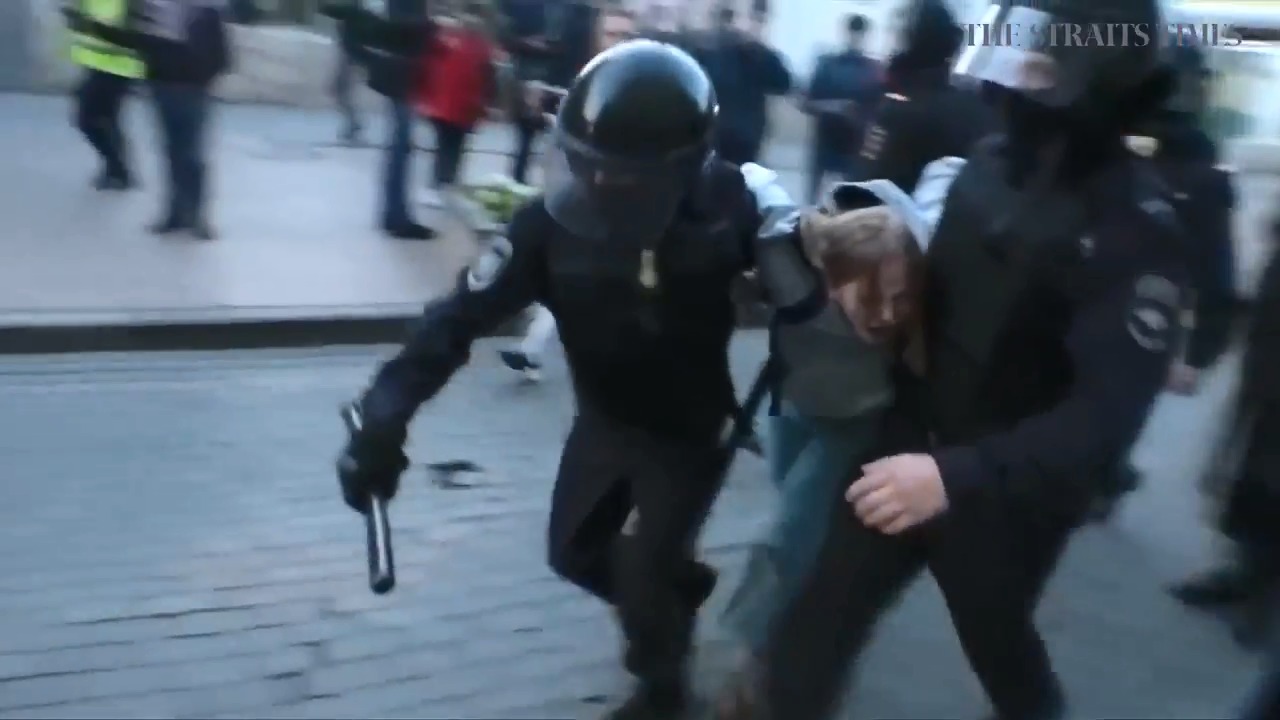 Tens of thousands defy crackdown in Moscow's biggest protest for years ...