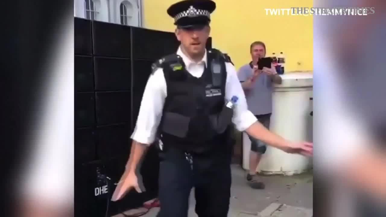 Policeman dazzles with dance moves at London's Notting Hill Carnival ...