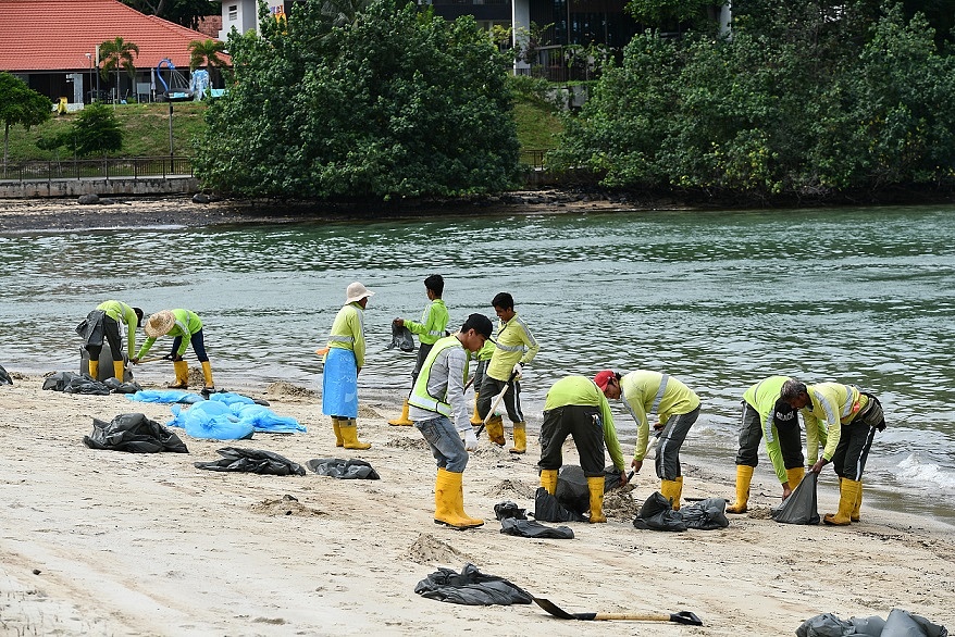 Oil Spill In Johor Reaches Mainland Singapore Shores; AVA Issues ...