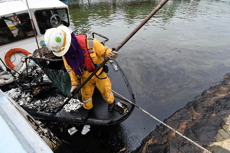 Oil Spill In Johor Reaches Mainland Singapore Shores; AVA Issues ...