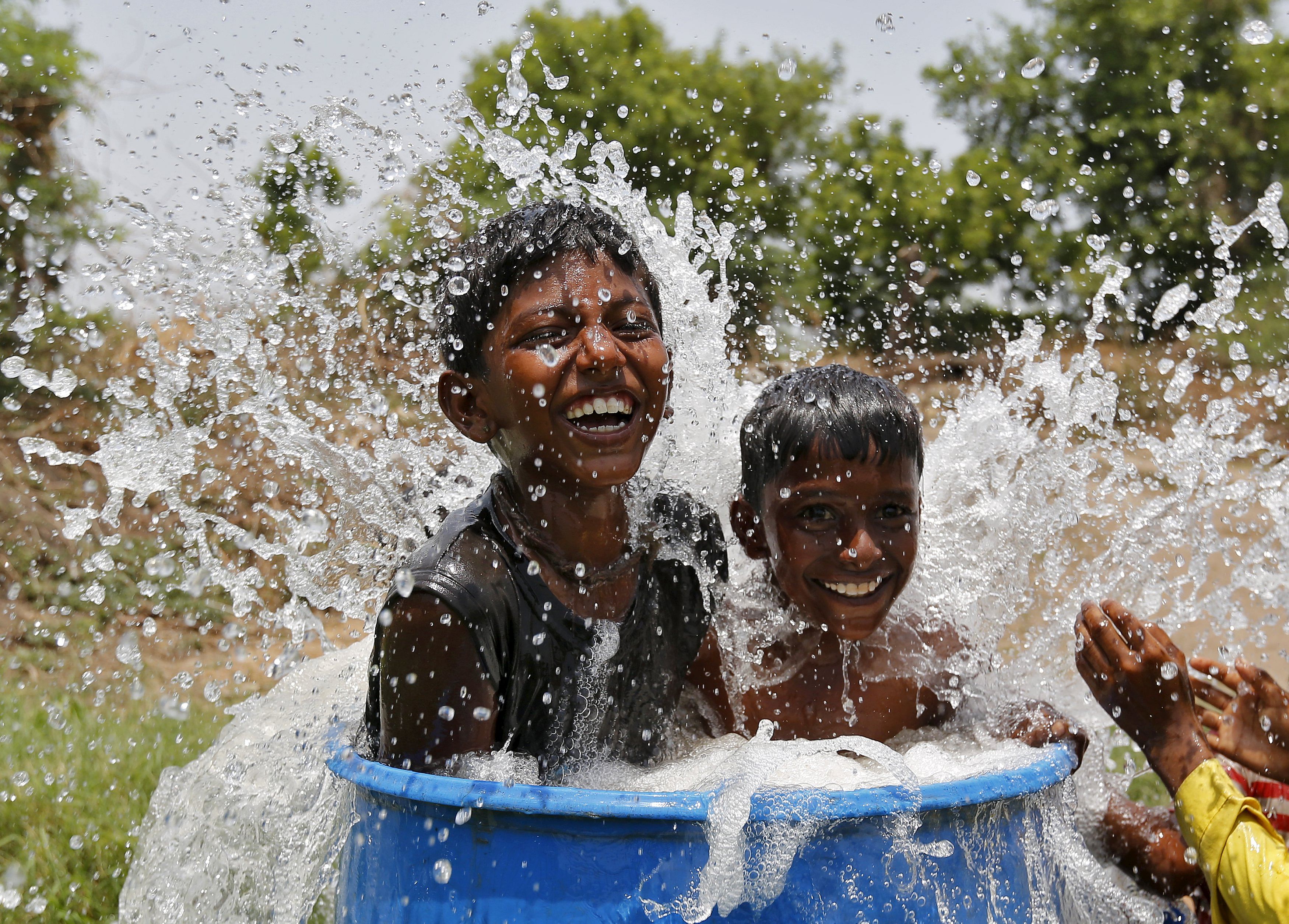 Душно и влажно. Моемся в Индии жара дети. Африканцы купаются.