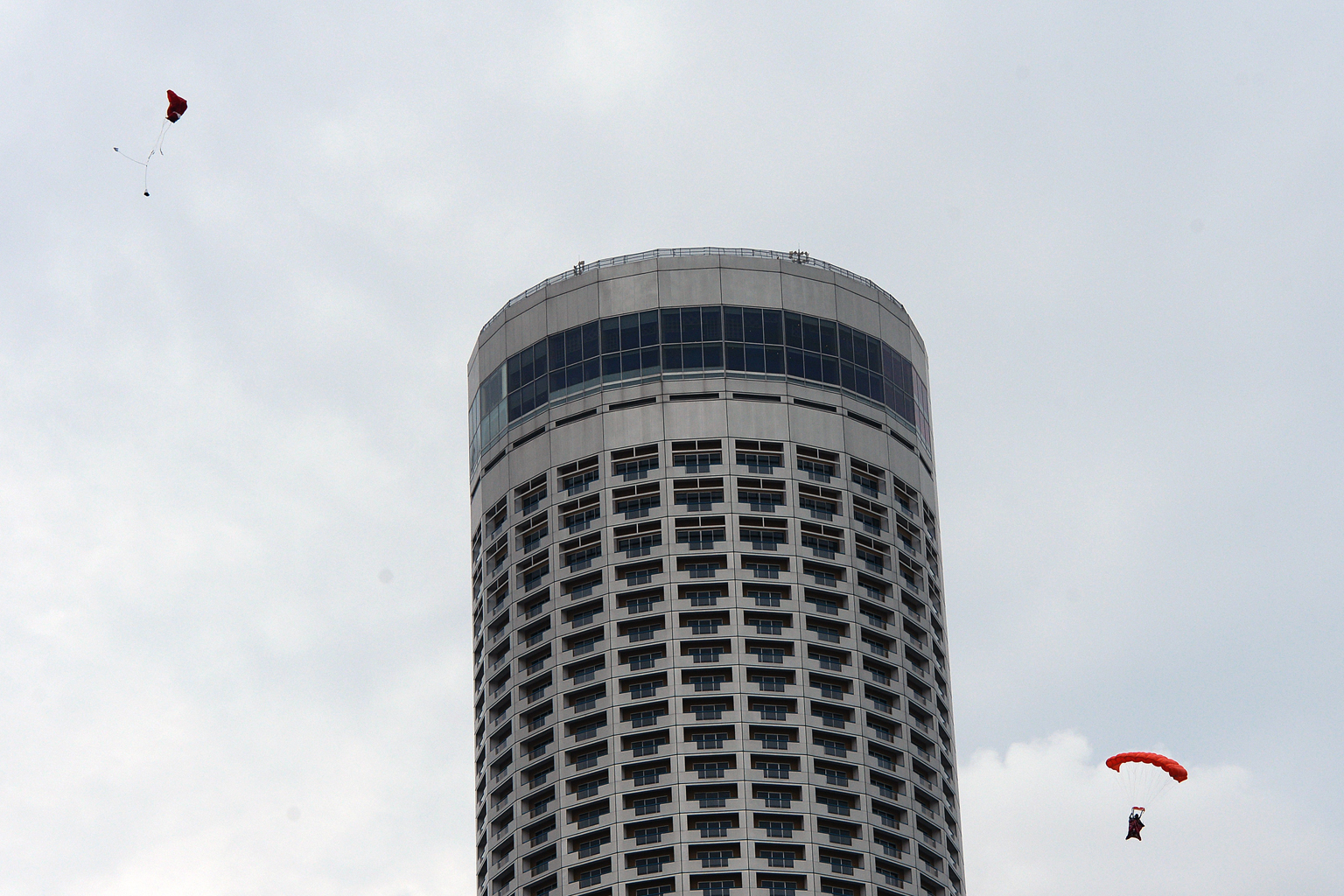 Onlookers noticed that the parachute of one of the Red Lions skydivers did not open completely. He had to cut off the parachute and deploy the second one before landing safely on the ground.