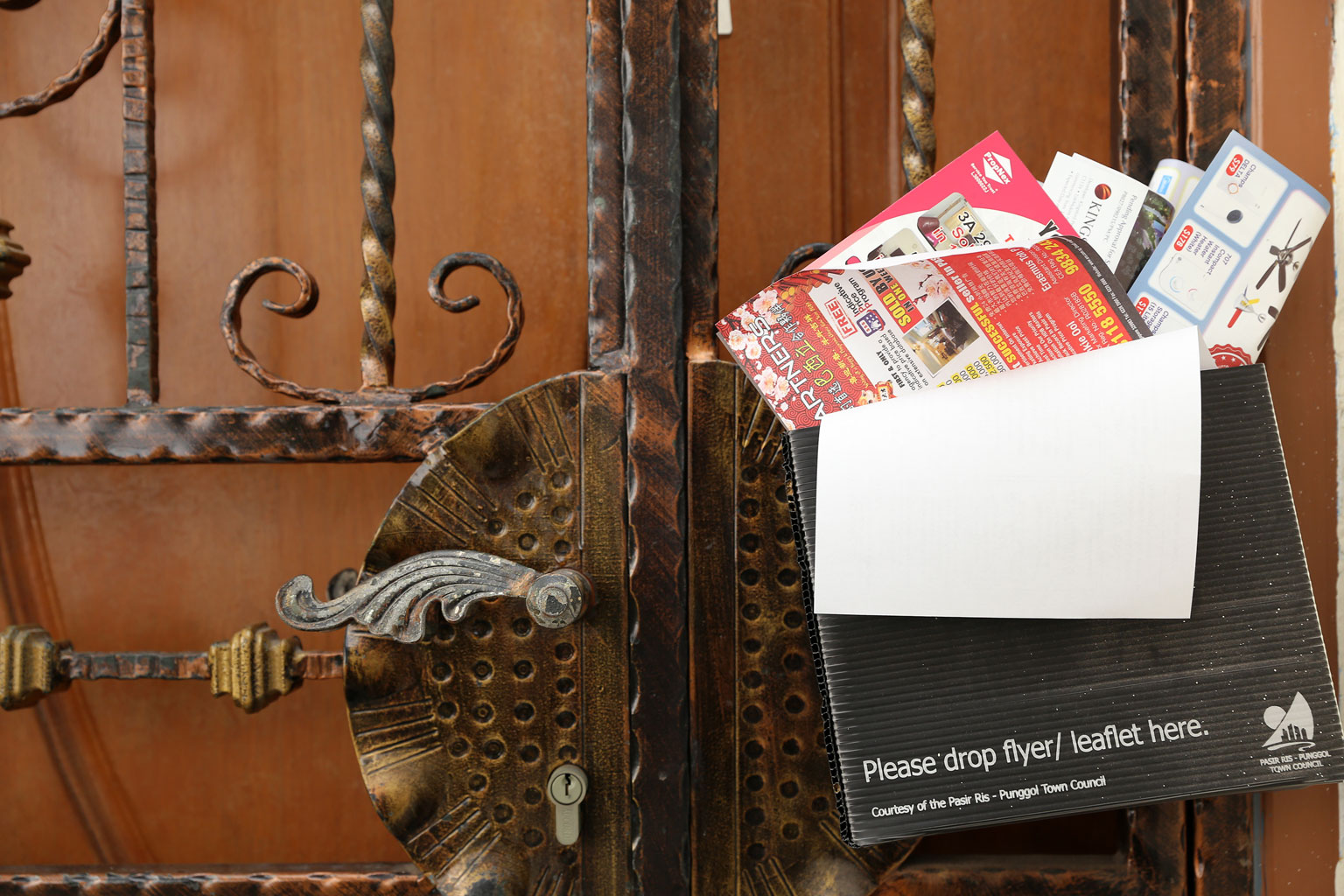 The depository boxes are left in the letter boxes and are assembled by the residents themselves.