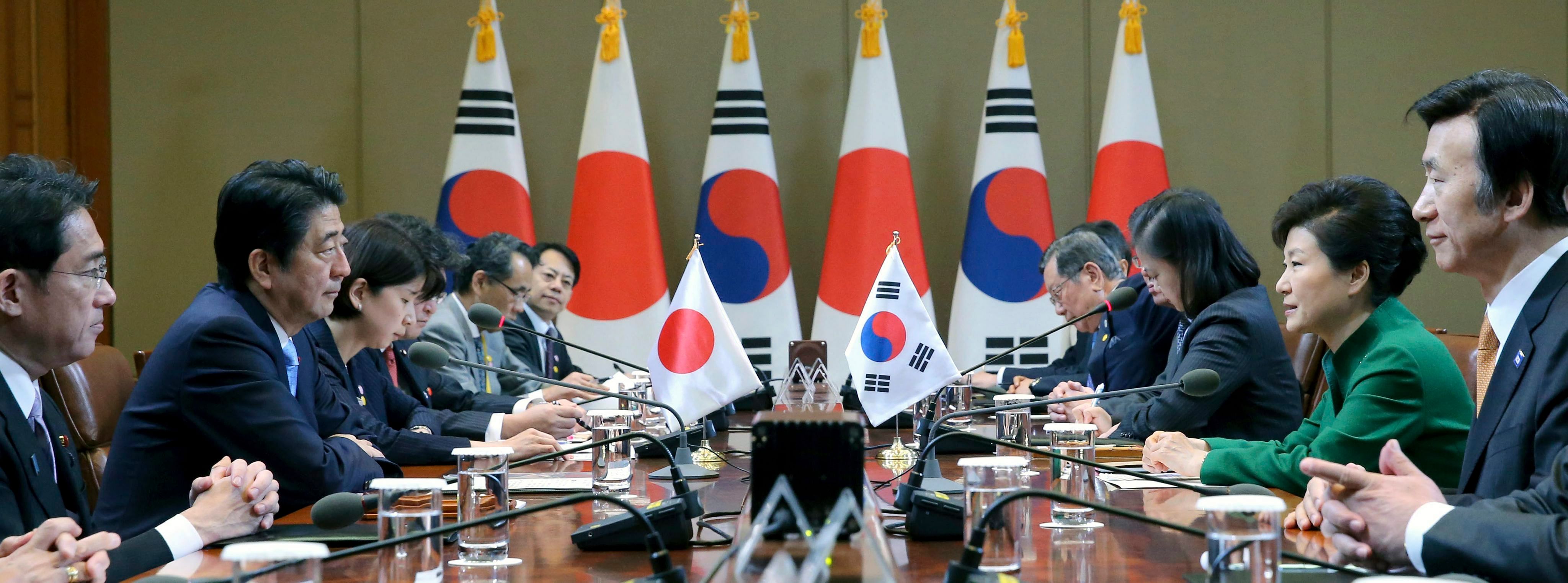 South Korean President Park Geun Hye (second from right) and Japanese Prime Minister Shinzo Abe (left) holding summit talks at the presidential office in Seoul yesterday. The two leaders pledged to accelerate negotiations in regional trade agreements