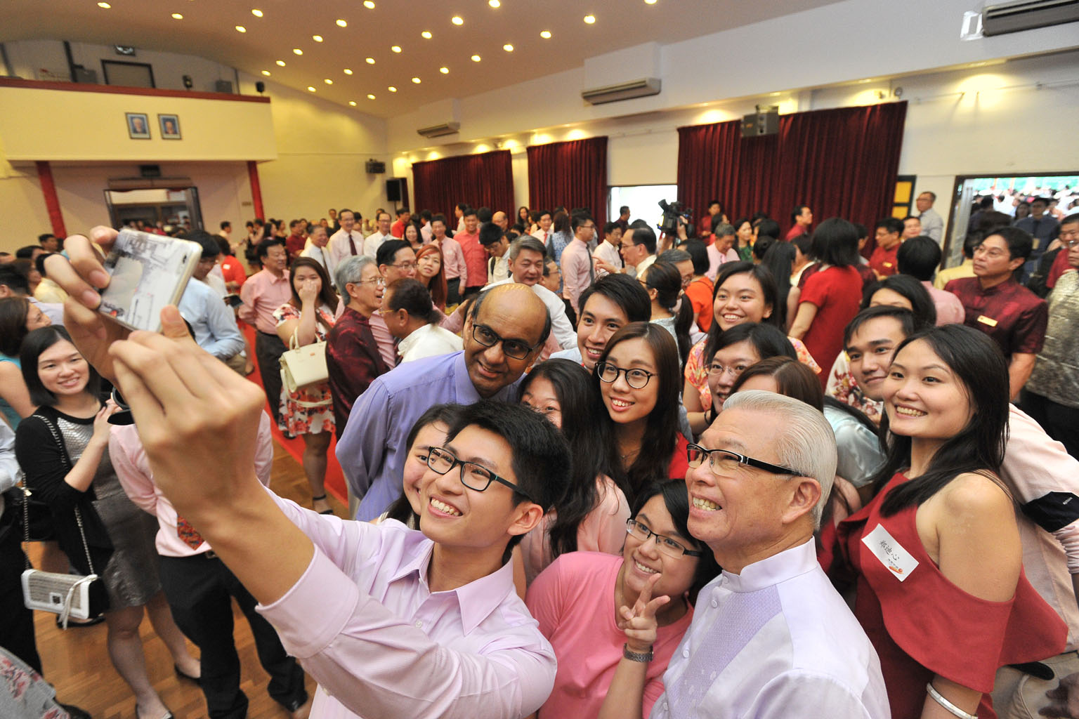 Mr John Tan Pek Nan, 21, and fellow SFCCA scholars studying in China taking a "wefie" with Mr Tharman and SFCCA president Chua Thian Poh (at right, in front) at yesterday's Chinese New Year event.