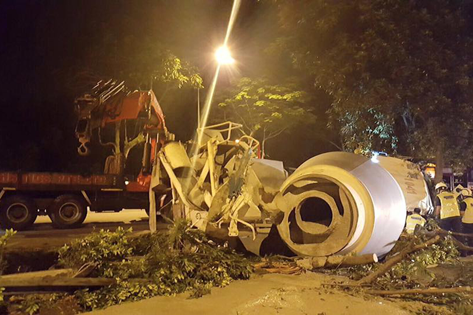 The cement mixer is understood to have skidded before crashing into the central divider, spilling cement onto both sides of the road. Parts of the SLE were closed for about two hours.