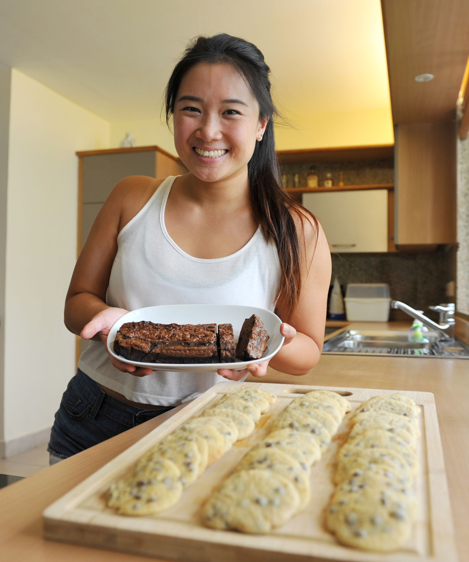 Home baker and bodybuilder Yu Huimin enjoys baking unique "guilt-free" protein loaves and muffins for health buffs like her.