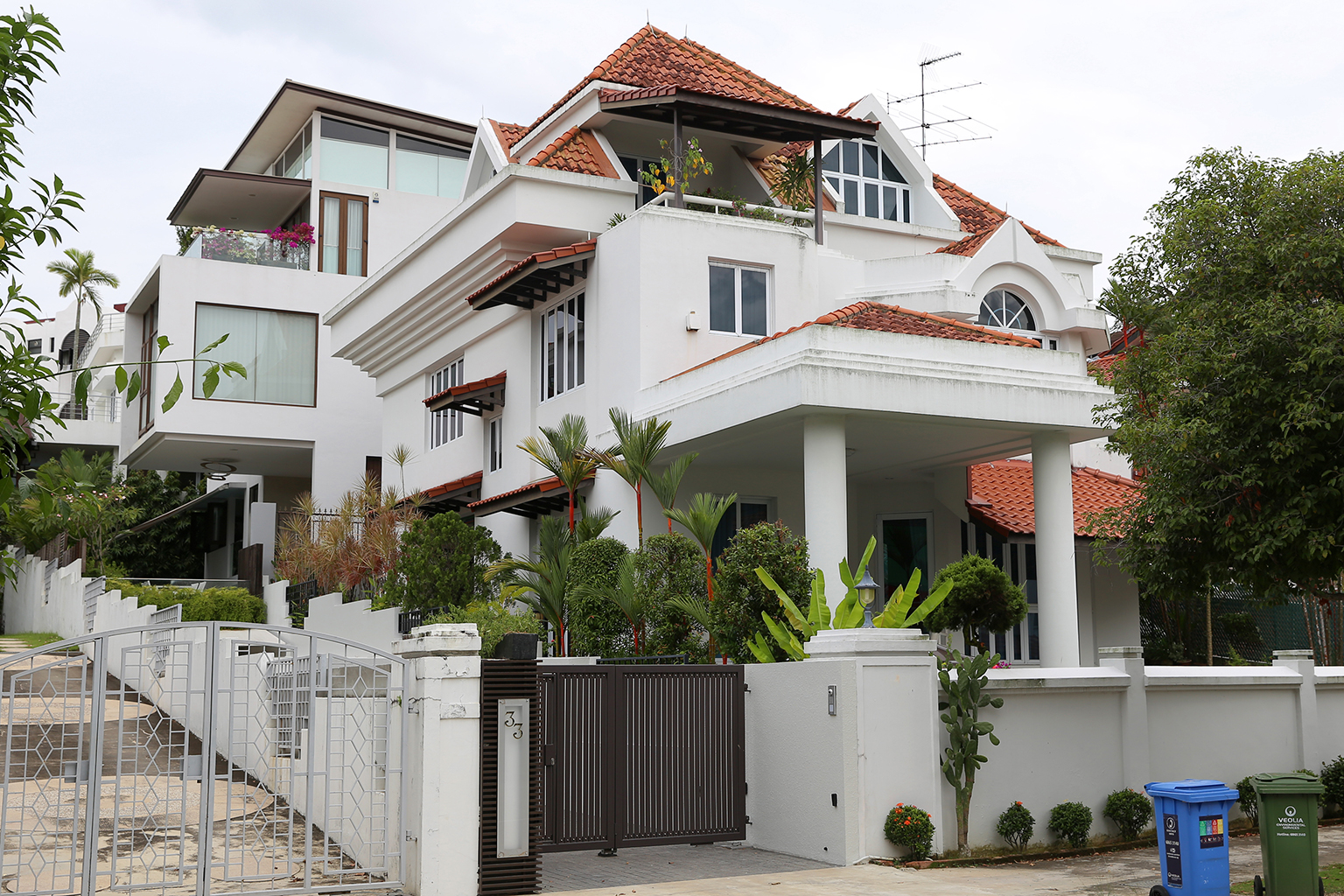 Mr Ng's house (front) and the house of his neighbour, Mr Munib (rear). The judge decided that the Court of Appeal should review the criteria defining "ultra-hazardous activity" where the duty of care owed cannot be delegated to the contractor.