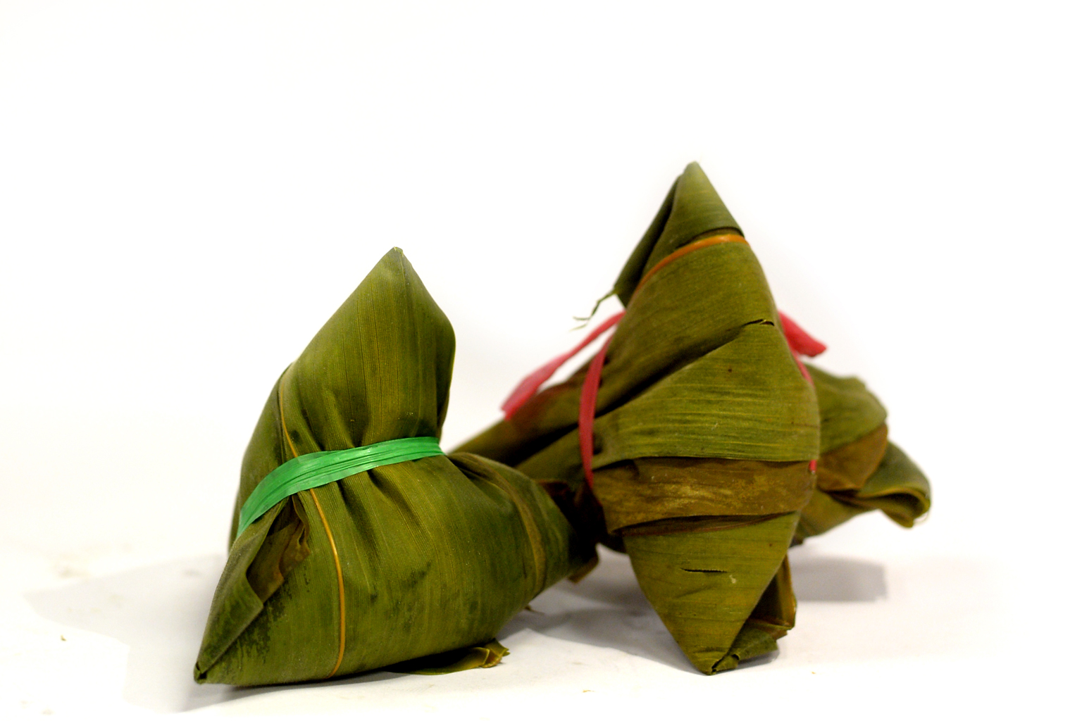 Raffia strings are used to tie rice dumplings. Readers are concerned that chemicals would leach from the raffia, which is made from recycled plastic, into the water when the dumplings are boiled.