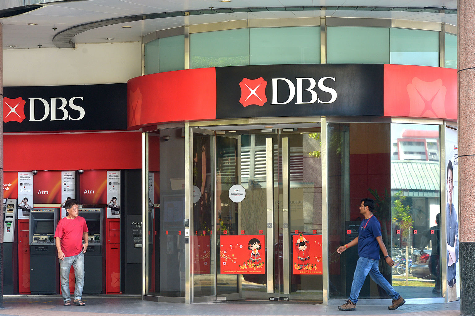 Fund managers are falling in love with local bank shares again, fuelling a run-up in DBS, OCBC and UOB. Topping the buy list was DBS, which attracted a net $619.4 million in purchases last month.