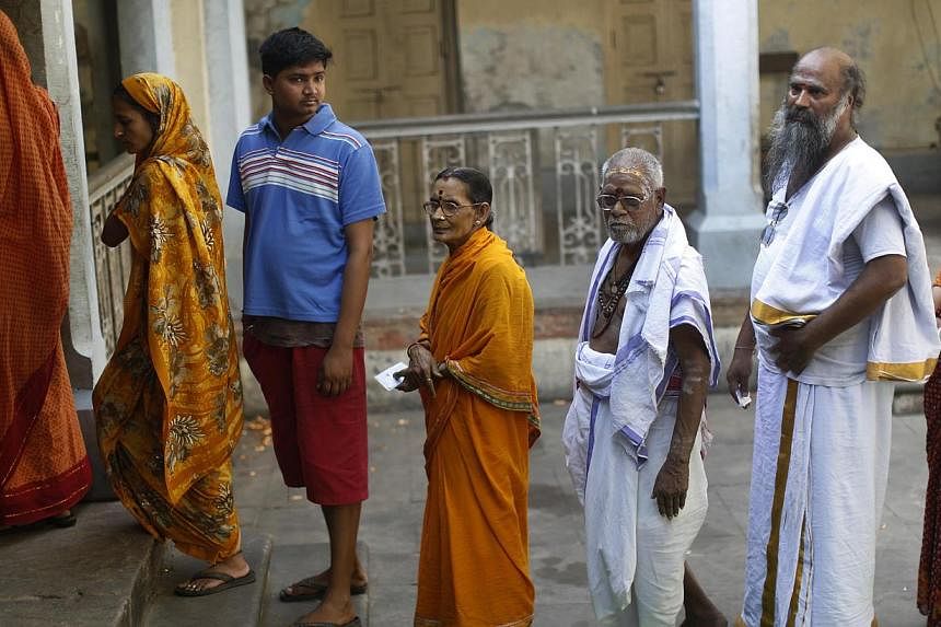 People wait to cast their vote at a polling station in the final phase of India's general election in Varanasi, in the northern state of Uttar Pradesh, on May 12, 2014.&nbsp;-- PHOTO: REUTERS