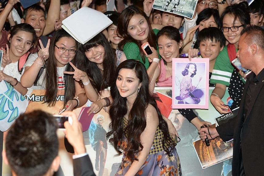 Actress Fan Bingbing poses for photos with fans at the South East Asia premiere of X-Men: Days Of Future Past in Singapore on May 14, 2014. -- ST PHOTO: DESMOND WEE
