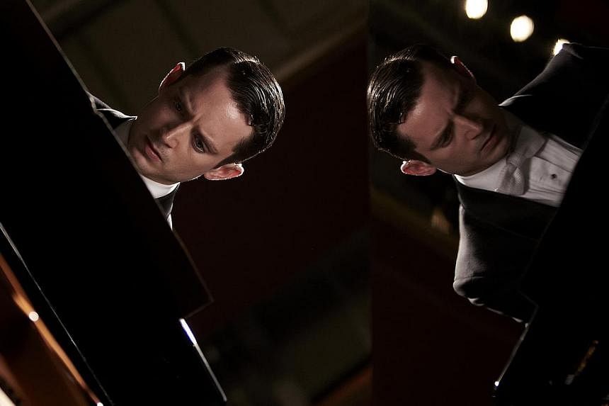 As a pianist facing a death threat, Elijah Wood has to make a call, send a message and avoid being seen by a sniper while performing.