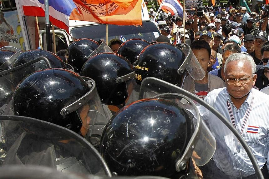Anti-government protest leader Suthep Thaugsuban walks past Air Force military personnel during a rally at the Air Force base in Bangkok on May 15, 2014. -- PHOTO: REUTERS