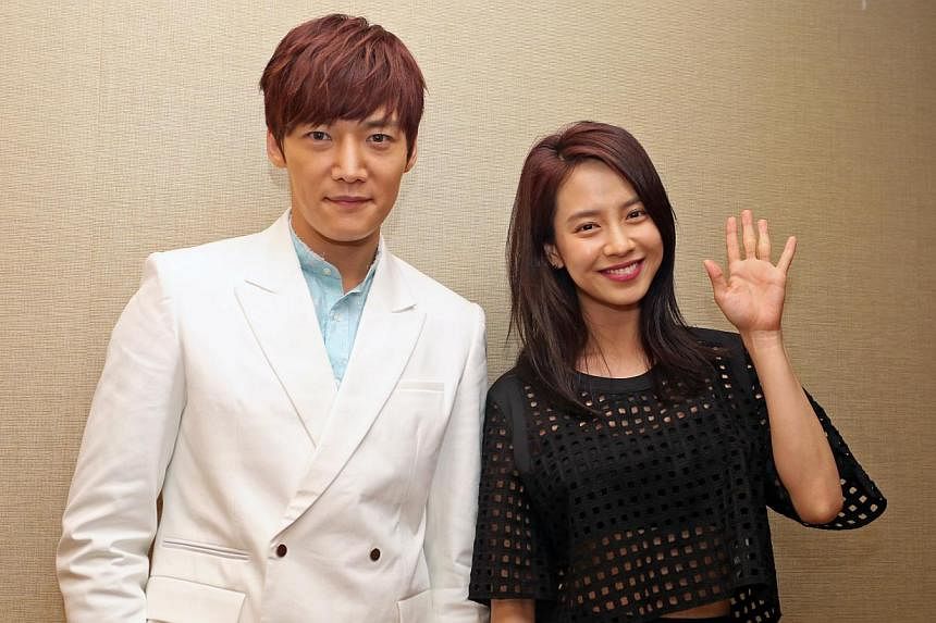 Korean drama Emergency Couple leads, actor Choi Jin Hyuk and actress Song Ji Hyo. Song Ji Hyo is one of the regular hosts of popular variety show Running Man.&nbsp;South Korean actress Song Ji Hyo, 32, looked demure in a white dress at a fan meet on 