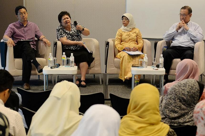 From left to right : Dr Abdul Razakjr Omar, Ms Peh Kim Choo, Speaker of Parliament Halimah Yacob and Mr Gerard Ee at a policy forum organised by self-help group Mendaki. -- ST PHOTO: AZIZ HUSSIN&nbsp;