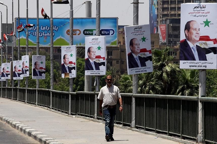 An Egyptian man passes under electoral billboards featuring presidential candidate, Egypt's former defense minister Abdel Fattah al-Sisi in Cairo, Egypt, 18 May 2014.&nbsp;The European Union (EU) said on Monday it would monitor all of Egypt's preside