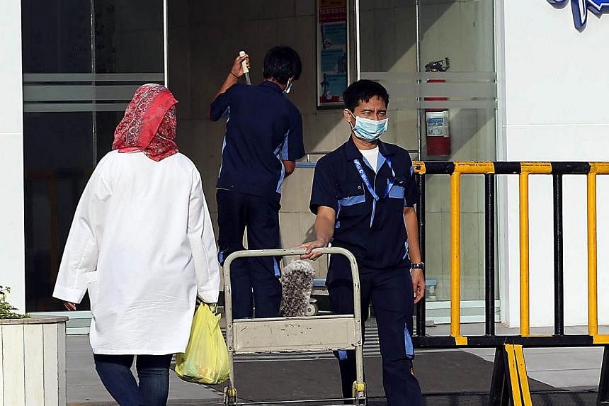 A hospital employee wear as mouth and nose mask as he leaves a local hospital's emergency department, on April 22, 2014 in the Red Sea coastal city of Jeddah.&nbsp;Saudi health authorities reported Monday a new death from the Mers coronavirus, taking