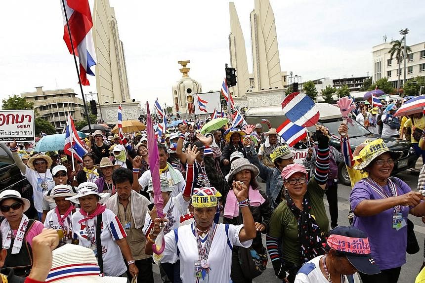 Thai anti-government protesters march during a rally at the Democracy Monument in Bangkok, Thailand, on May 19, 2014. Labour unions representing workers in Thai state firms have called for a strike this week to force the government out, siding with s