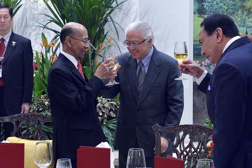 President Tony Tan Keng Yam toasting Malaysia's Yang di-Pertuan Agong Tuanku Alhaj Abdul Halim Mu'adzam Shah (left). Joining them is Tunku Laksamana Kedah, Tan Sri Dato' Seri Di Raja Tunku Abdul Hamid Thani (right).