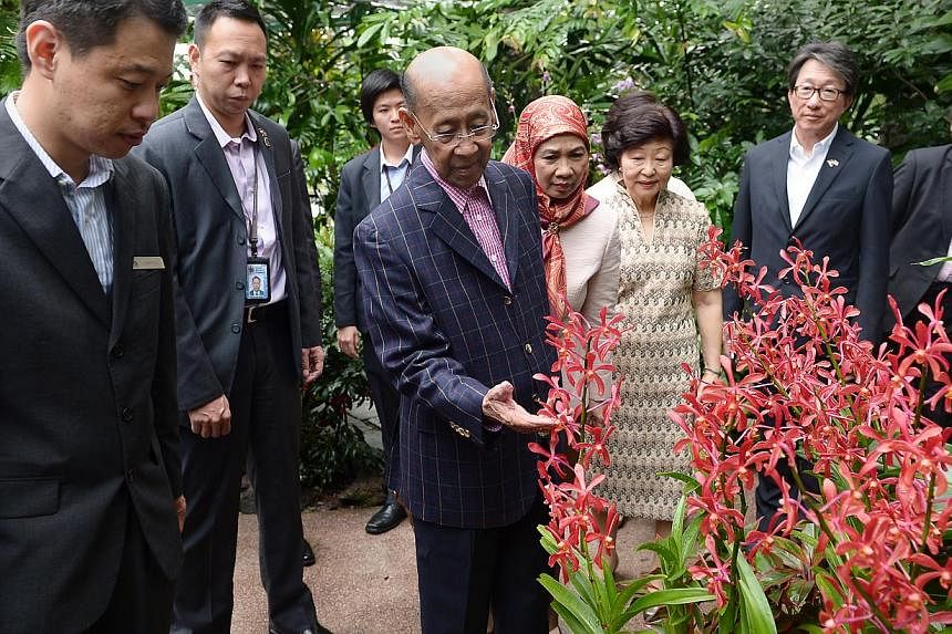 Yang di-Pertuan Agong Tuanku Alhaj Abdul Halim Mu'adzam Shah (centre) and his wife were accompanied by Singapore's First Lady Mary Tan at the Botanic Gardens. -- ST PHOTO: NG SOR LUAN