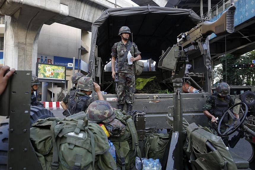 Thai soldiers take their positions in the middle of a main intersection in Bangkok's shopping district on May 20, 2014. -- PHOTO: REUTERS
