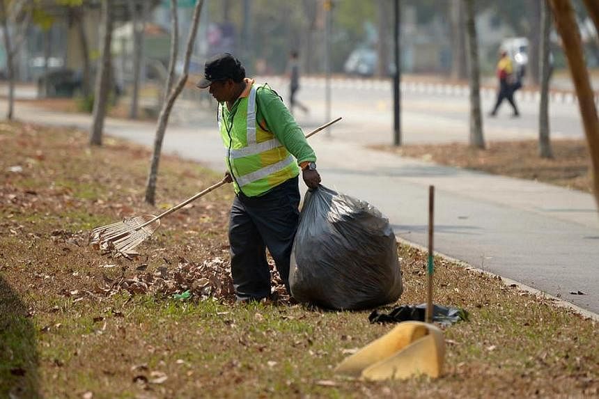 All constituencies should consider giving cleaners a public holiday on Labour Day, Minister for the Environment and Water Resources Vivian Balakrishnan said on Wednesday, May 21, 2014. -- ST PHOTO:&nbsp;JAMIE KOH