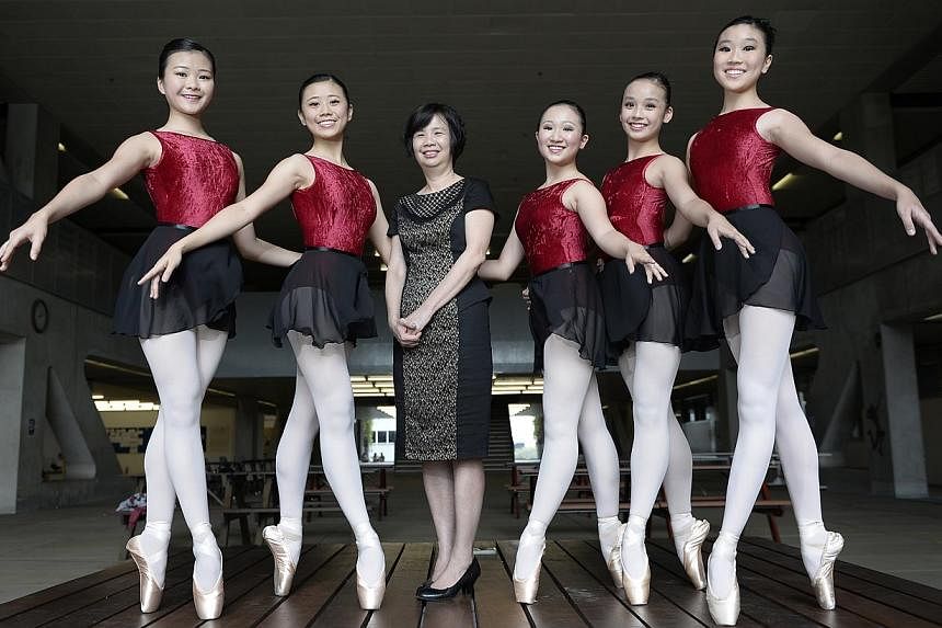 Mrs Lim Geok Cheng, principal of the School of the Arts, with dance students (from left) Elaine Ng, Jill Goh, Natasha Boon, Esen Thang and Anabel Ng. -- ST PHOTO: MUGILAN RAJASEGERAN