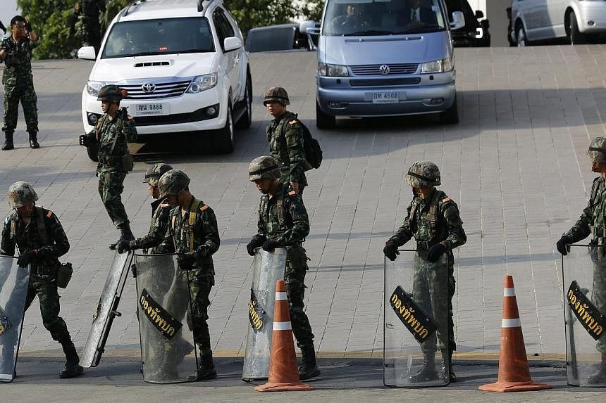 Thai armed soldiers block the entrance of the Army Club, after a meeting between the army and the main political rivals in Bangkok, Thailand on Thursday, May 22, 2014. -- PHOTO: EPA