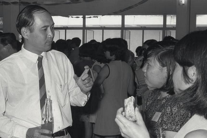 Dr Lee Chiaw Meng attending a freshmen&nbsp;tea party in the Ngee Ann Technical College.&nbsp;After a two-and-a-half year battle with duodenum cancer, former Education Minister Lee Chiaw Meng, 64, died at National University Hospital in 2001. -- PHOT