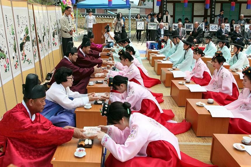 A traditional Korean coming-of-age ceremony is under way at a Confucian school in Hongcheon County, Gangwon Province, South Korea, on May 18, 2014. -- PHOTO: EPA