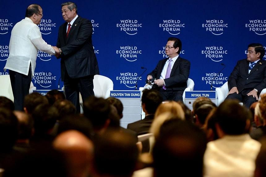 Philippine President Benigno Aquino (left) shakes hands with Indonesian President Susilo Bambang Yudhoyono (right) during the World Economic Forum on East Asia in Manila on May 22, 2014. The Philippines and Indonesia formally signed on Friday an agre