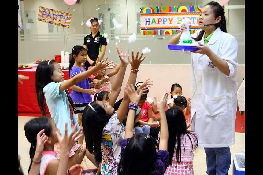 Tammy Ng and her friends were fascinated by the science experiments at her birthday party. --&nbsp;PHOTO: MERVYN NG