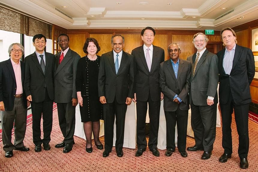 Deputy Prime Minister Teo Chee Hean (fourth from right), Law&nbsp;and Foreign Affairs Minister K.&nbsp;Shanmugam (centre)&nbsp;and the International Advisory Panel on Transboundary Pollution, comprising (from left)&nbsp;Ambassador-at-large Tommy Koh,