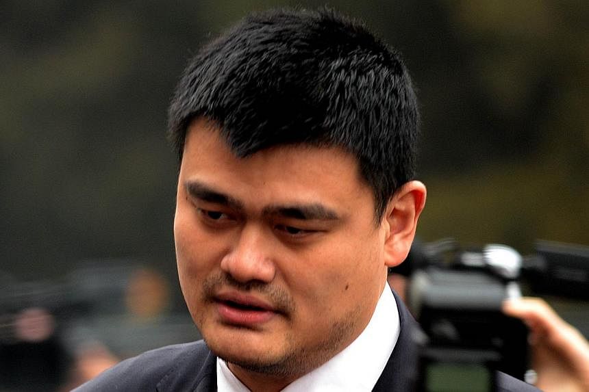 Former NBA star Yao Ming gets mobbed by the media as he arrives for the opening session of the Chinese People's Political Consultative Conference (CPPCC) at the Great Hall of the People in Beijing on March 3, 2014. -- PHOTO: AFP