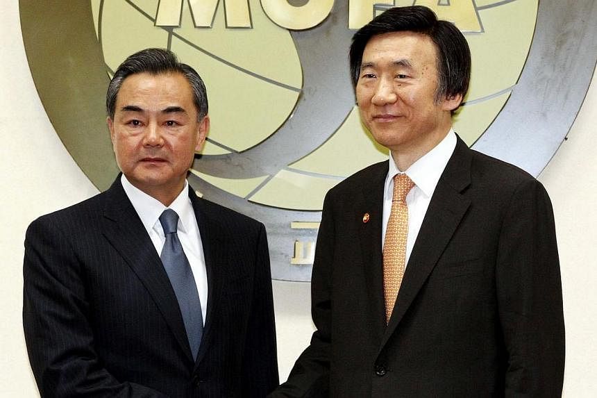 South Korean Foreign Minister Yun Byung Se (right) shakes hands with his Chinese counterpart Wang Yi at the foreign ministry in Seoul, South Korea on May 26, 2014.&nbsp;South Korea and China agreed on Monday, May 26, 2014, recent nuclear activity by 