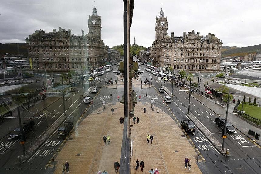 Pedestrians walk along Princes Street, the main shopping street in Edinburgh, Scotland May 1, 2014. Britain’s finance ministry stepped up its attack on the Scottish government’s independence plans on Monday, saying it had not fully budgeted for s