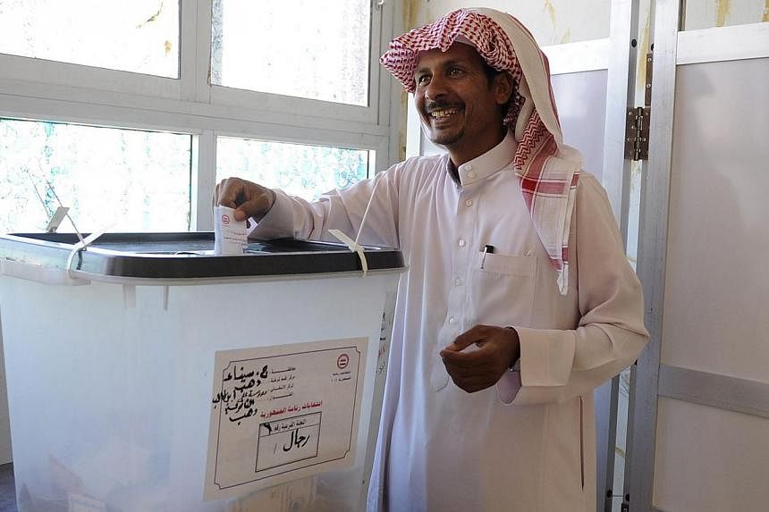 An Egyptian man casts his ballot for the presidential elections, at polling station in Dahab, South Sinai, Egypt, on May 26, 2014. -- PHOTO: EPA