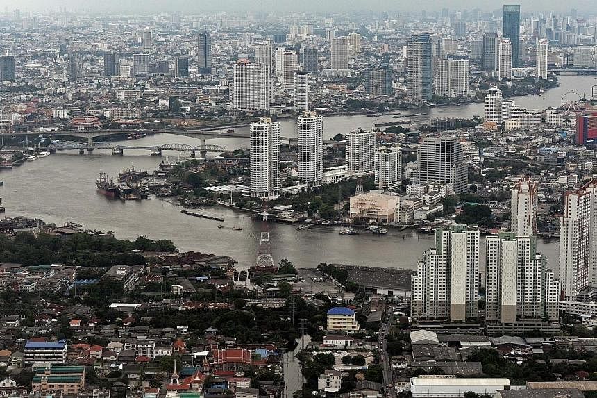 Thailand's finance ministry is proposing a state budget of 2.6 trillion baht (S$100 billion) for the fiscal year starting Oct 1 and a smaller deficit than this year's at up to 200 billion baht, a senior ministry official said on Tuesday, May 27, 2014
