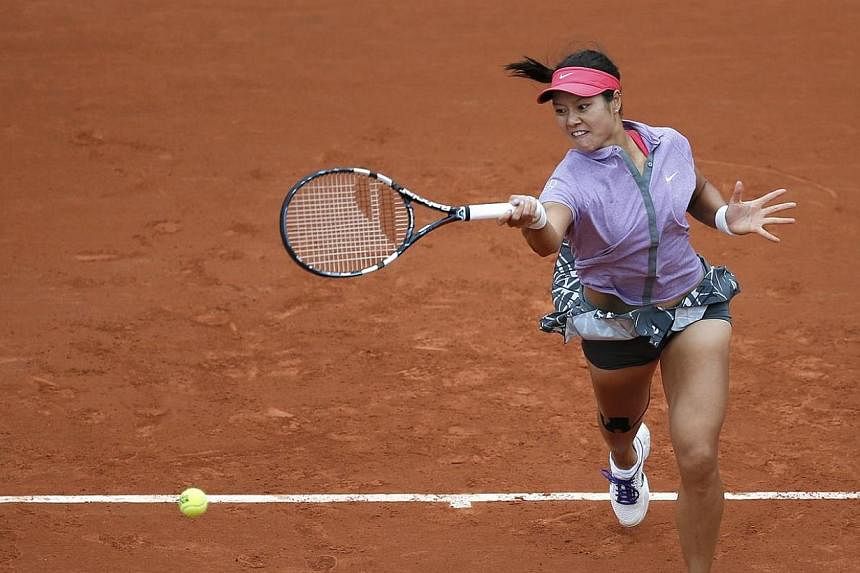 Li Na of China returns a forehand to Kristina Mladenovic of France during their women's singles match at the French Open tennis tournament at the Roland Garros stadium in Paris on May 27, 2014.&nbsp;Australian Open champion Li Na of China was knocked
