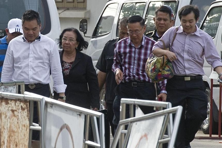"Red Shirt" protest leaders Tida Tawornseth (2nd left) and her husband Weng Tojirakarn (2nd right) walk after being released from an army facility in Bangkok on May 28, 2014.&nbsp;Thailand's junta on Wednesday, May 28, 2014, freed leaders of the "Red