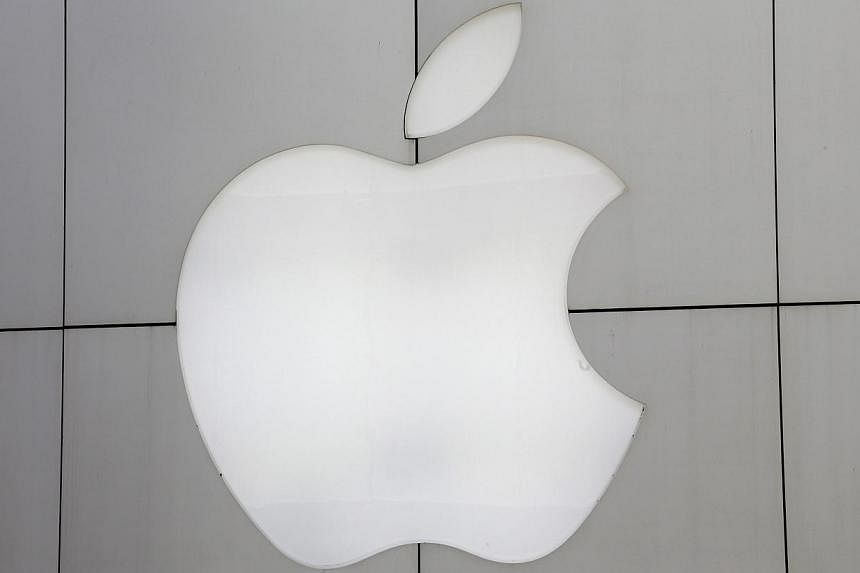 Multiple users on Apple Inc's online support forum and Twitter have reported an unusual smartphone and tablet hack in which cyber attackers were said to have locked Australian users' smartphones and demanded payment in return for unlocking them.&nbsp