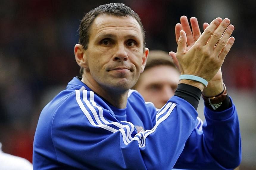 Sunderland manager Gus Poyet (centre) applauds the fans after their English Premier League soccer match against Swansea City at the Stadium of Light in Sunderland, northern England on May 11, 2014. -- PHOTO:REUTERS