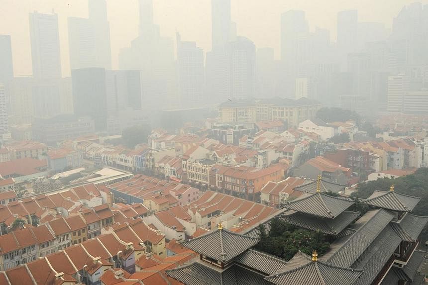 Singapore shrouded in haze on June 20, 2013.&nbsp;-- PHOTO: AFP