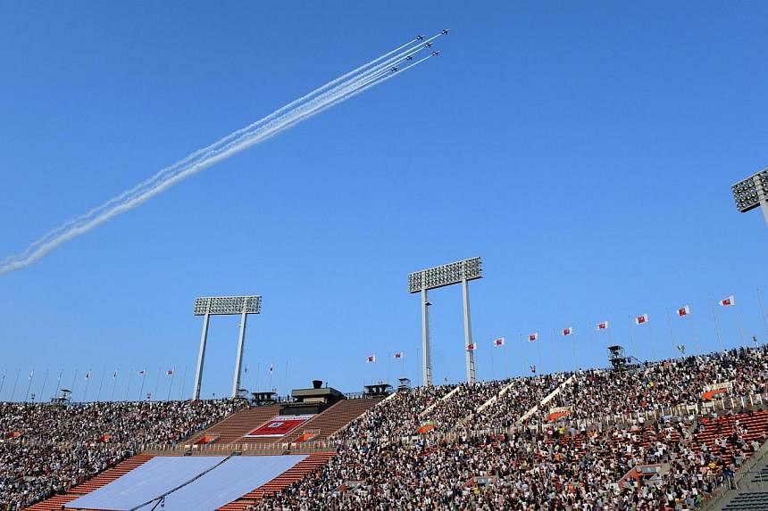 The Japan air self-defence forces' acrobat team, the Blue Impulse, fly over the national stadium in Tokyo on May 31, 2014. -- PHOTO: AFP
