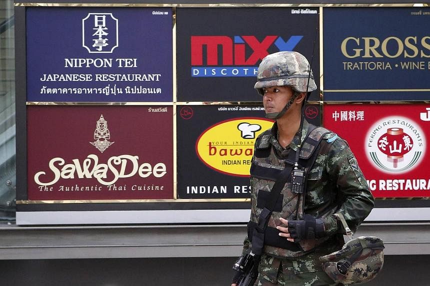 A soldier stands guard outside a shopping mall to stop protests against military rule at a shopping district in central Bangkok June 1, 2014. -- PHOTO: REUTERS