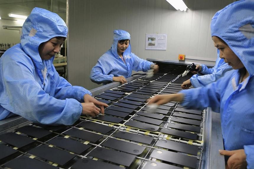 China's services sector grew at its fastest pace in six months in May as new orders rebounded, an official survey showed, reinforcing hopes that the Chinese economy may be steadying after a tumultuous few months. -- PHOTO: REUTERS