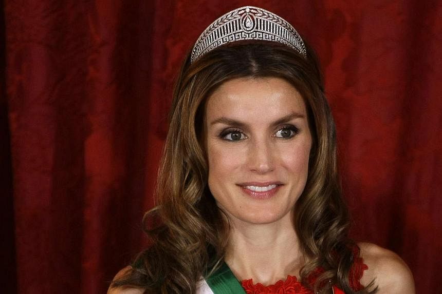 Spain's Princess Letizia poses for a photo before a gala dinner at Madrid's Royal Palace on Oct 19, 2009. -- PHOTO: REUTERS